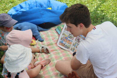 Homme bénévole lisant à des enfants