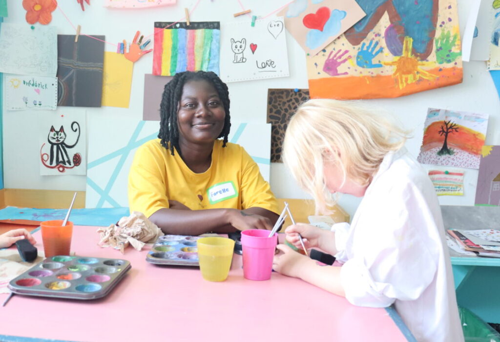 Bénévole souriante avec un enfant